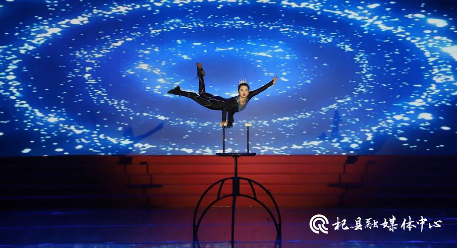 新澳门2025最新款免费和杂技演员表演中摔落与杂技演员表演中摔落的是谁
