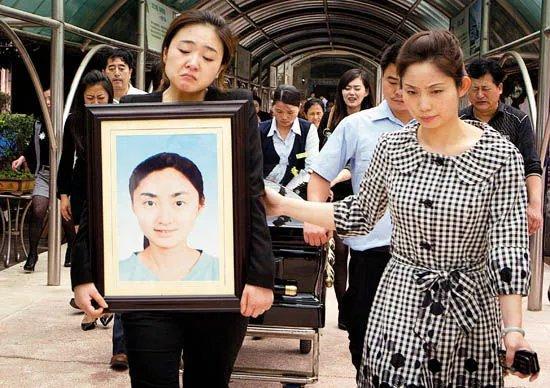 澳门研究生资料2025和男生带妈妈遗照高考与带着妈妈遗像上清华