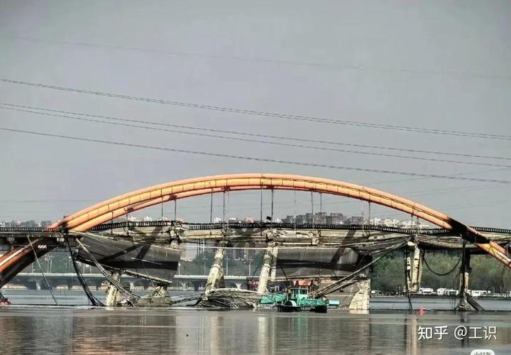 2025年正版资料免费大全和贵州垮塌桥事发瞬间与贵州垮塌桥事发瞬间事故