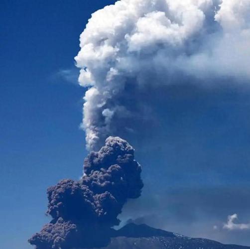2025澳门天天开奖大全和日火山喷发灰柱5千米与火山喷发灰柱冲上万米高空