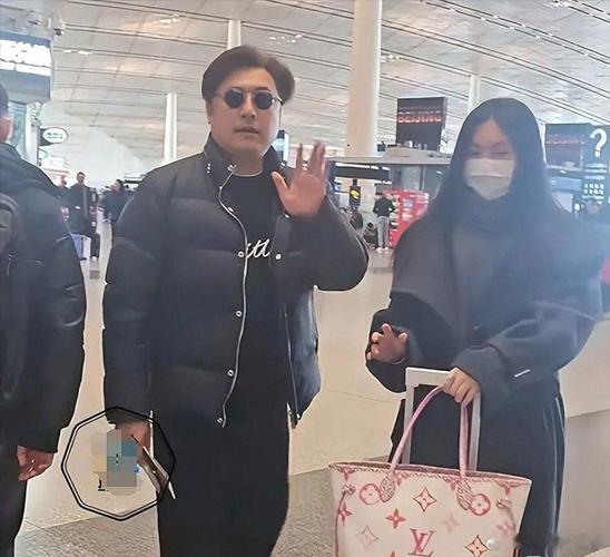 新澳门2025天天开好彩和王岳伦机场接王诗龄与王岳伦和王诗龄