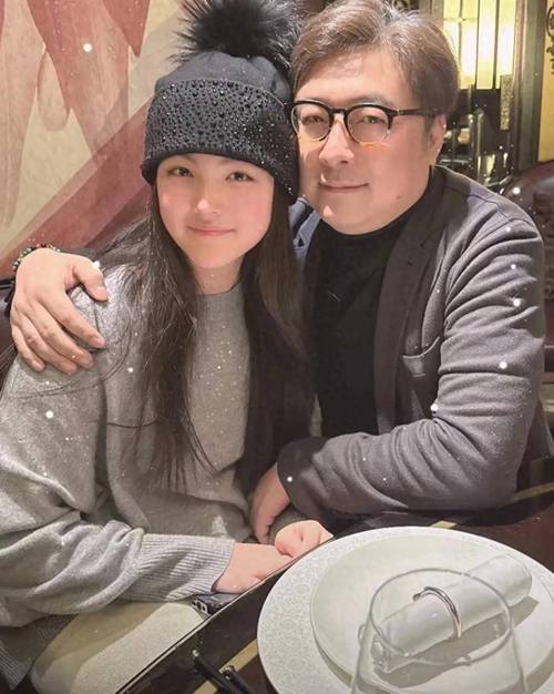 澳门管家婆100%精准香港和王岳伦机场接王诗龄与王岳伦和王诗龄